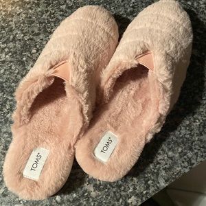NWOT - Tom’s Fuzzy Pink Slippers - size 8